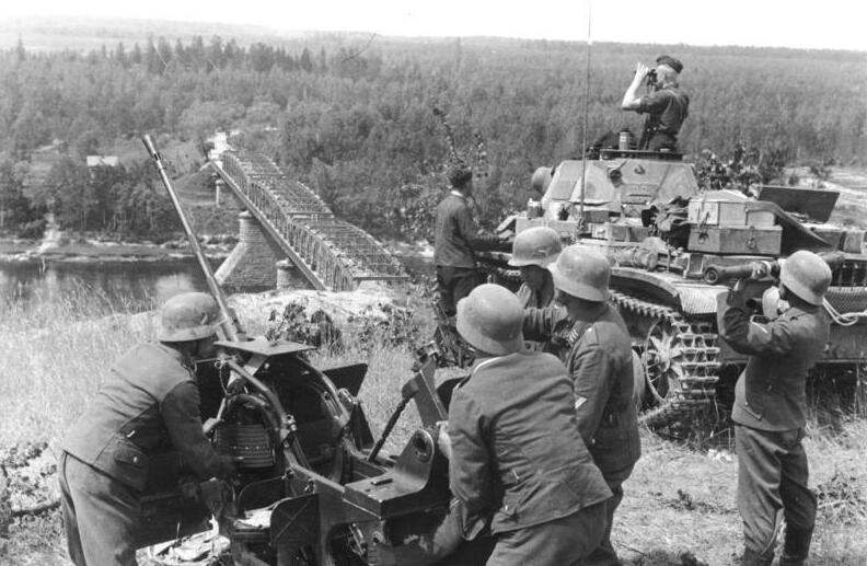 File:Bundesarchiv Bild 101I-265-0026A-30, Russland, leichte Flak und Panzer.jpg