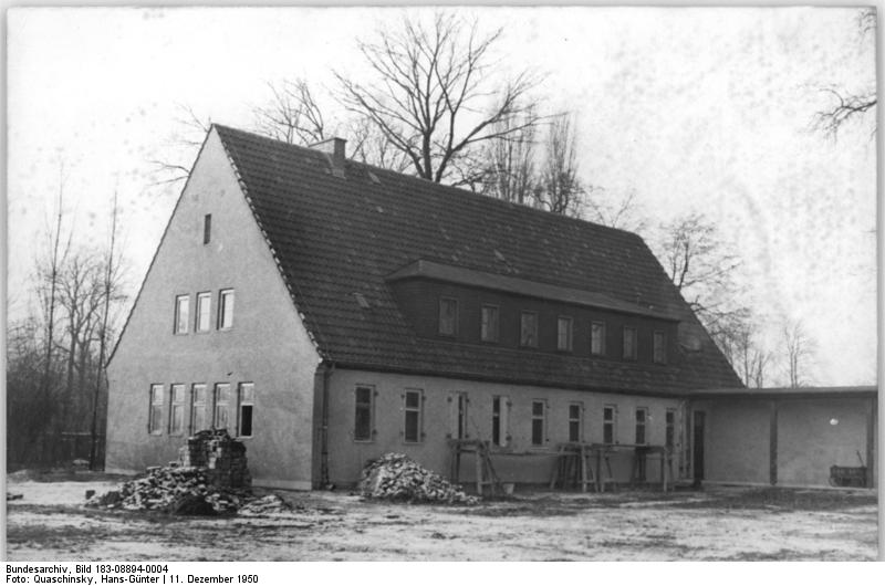 File:Bundesarchiv Bild 183-08894-0004, Berlin-Treptow, Insel der Jugend, Jugendwohnheim.jpg