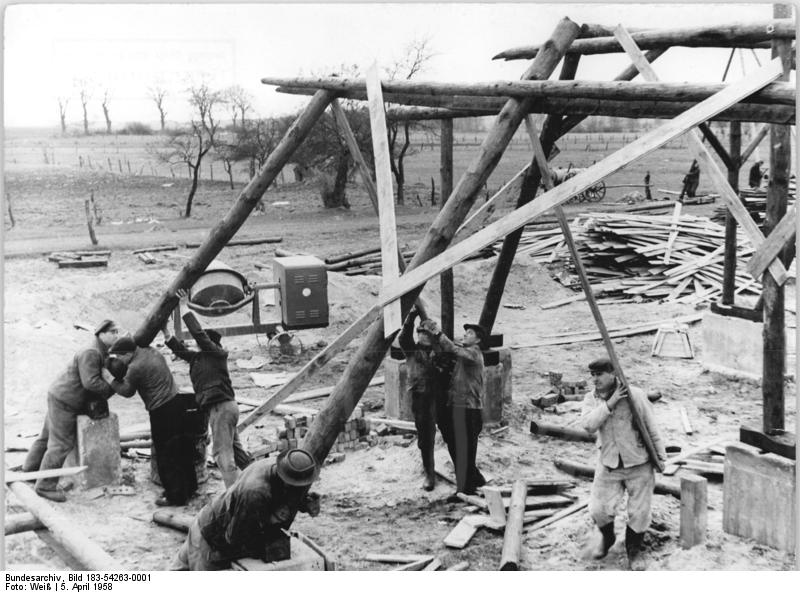 File:Bundesarchiv Bild 183-54263-0001, Klein Krams, LPG, Bau eines Stalls.jpg