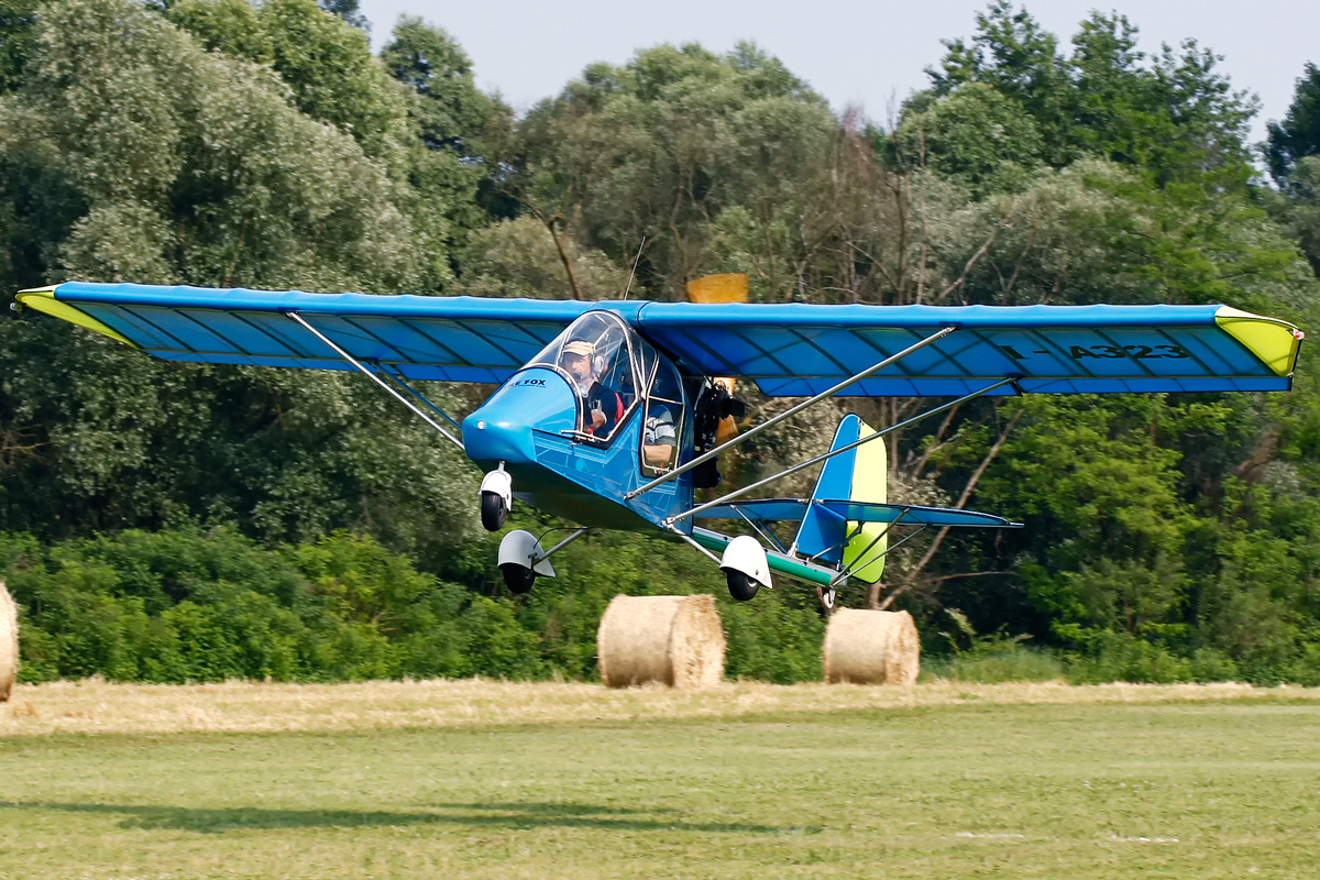 https://upload.wikimedia.org/wikipedia/commons/d/df/Eurofly_Fire_Fox_takeoff_from_Nervesa.jpg