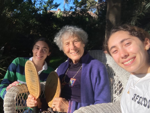 File:Eva Duldig with granddaughters 2022.jpg