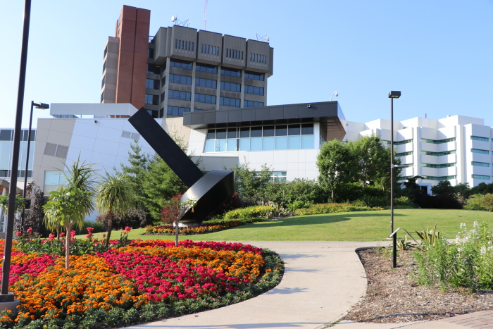 File:Flowers in Oshawa IMG 2068 (42905650154).jpg