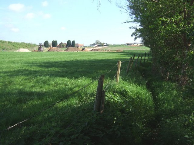 File:Footpath and Trumps Farm - geograph.org.uk - 164351.jpg