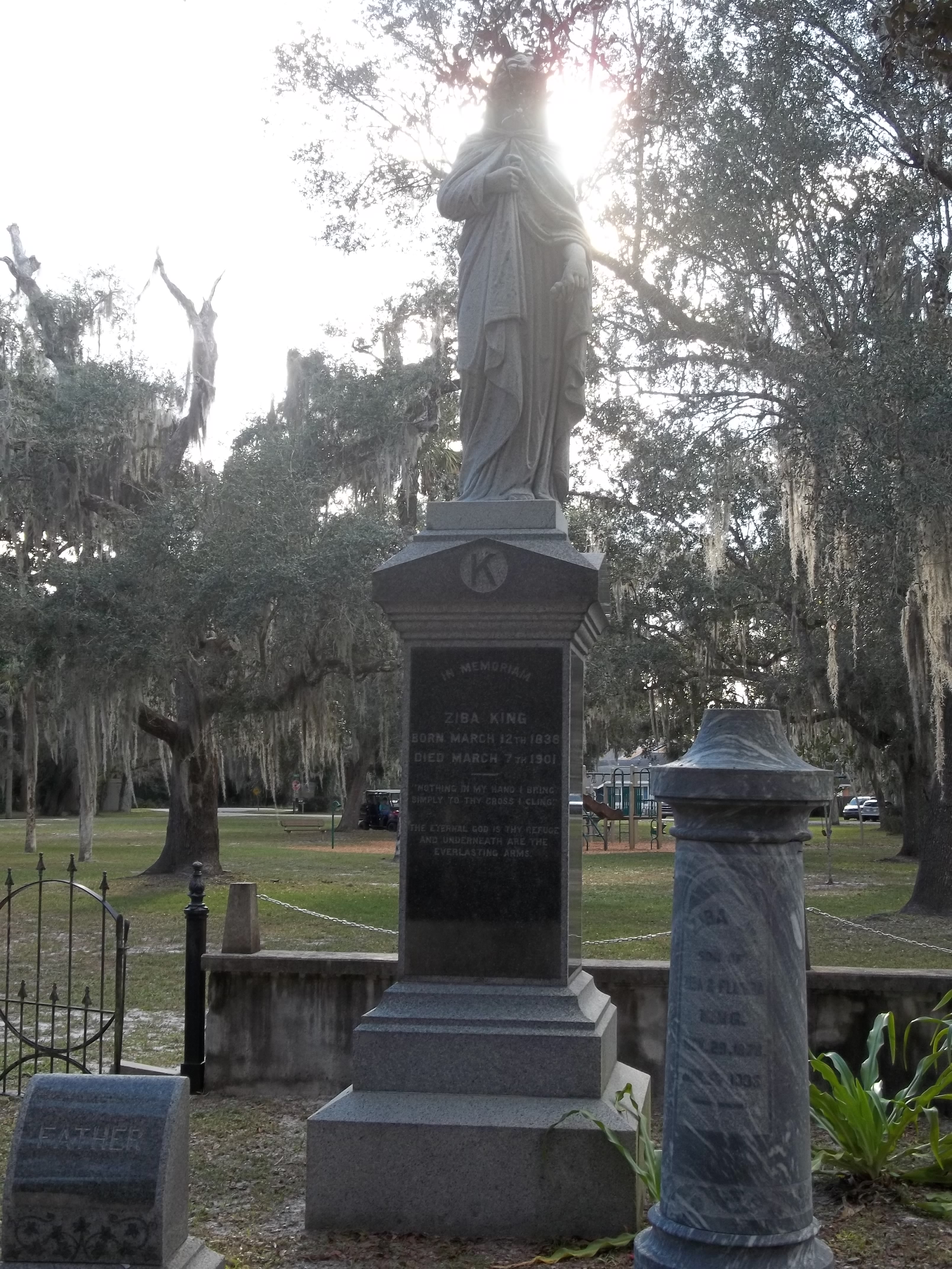 Kings grave. Окленд кладбище. Джулия Буккола Петта. Черный ангел кладбище Оукленд. Оклендском кладбище Атланты.