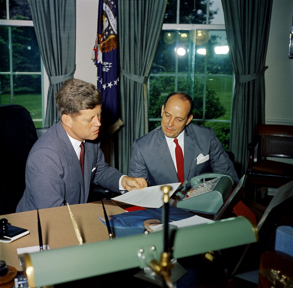 File Jfk Chep Morrison Oval Office 1961 Reading Color Jpg