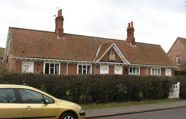 File:Lady Deramore Memorial Cottages - geograph.org.uk - 1164013.jpg