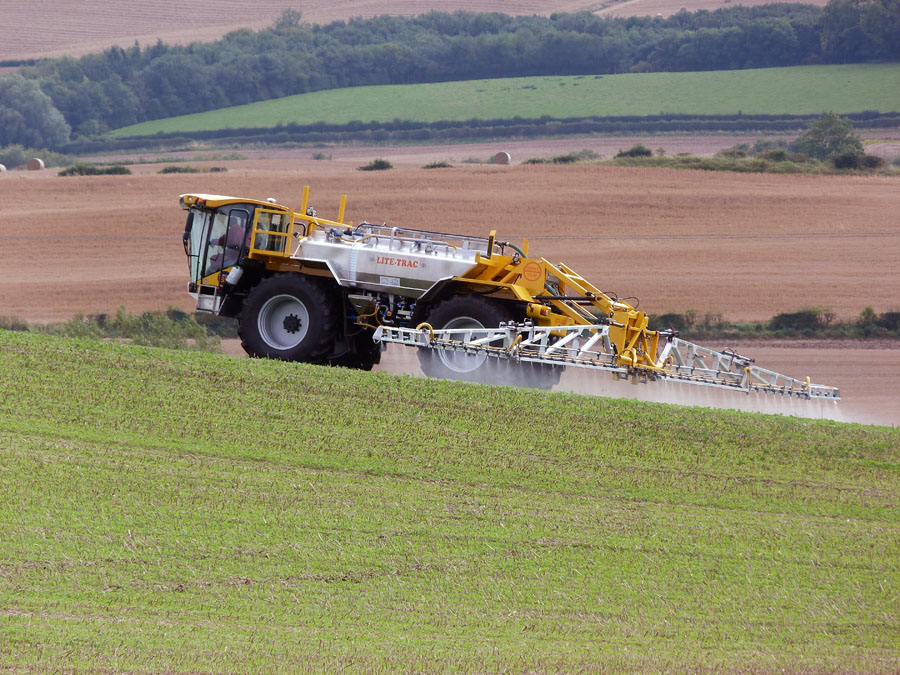 https://upload.wikimedia.org/wikipedia/commons/d/df/Lite-Trac_Crop_Sprayer.jpg