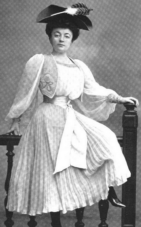 File:MargueriteDeval1902LeTheatre.jpg