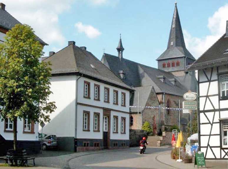 File:Marmagen Kirche mit Pfarrhaus.jpg