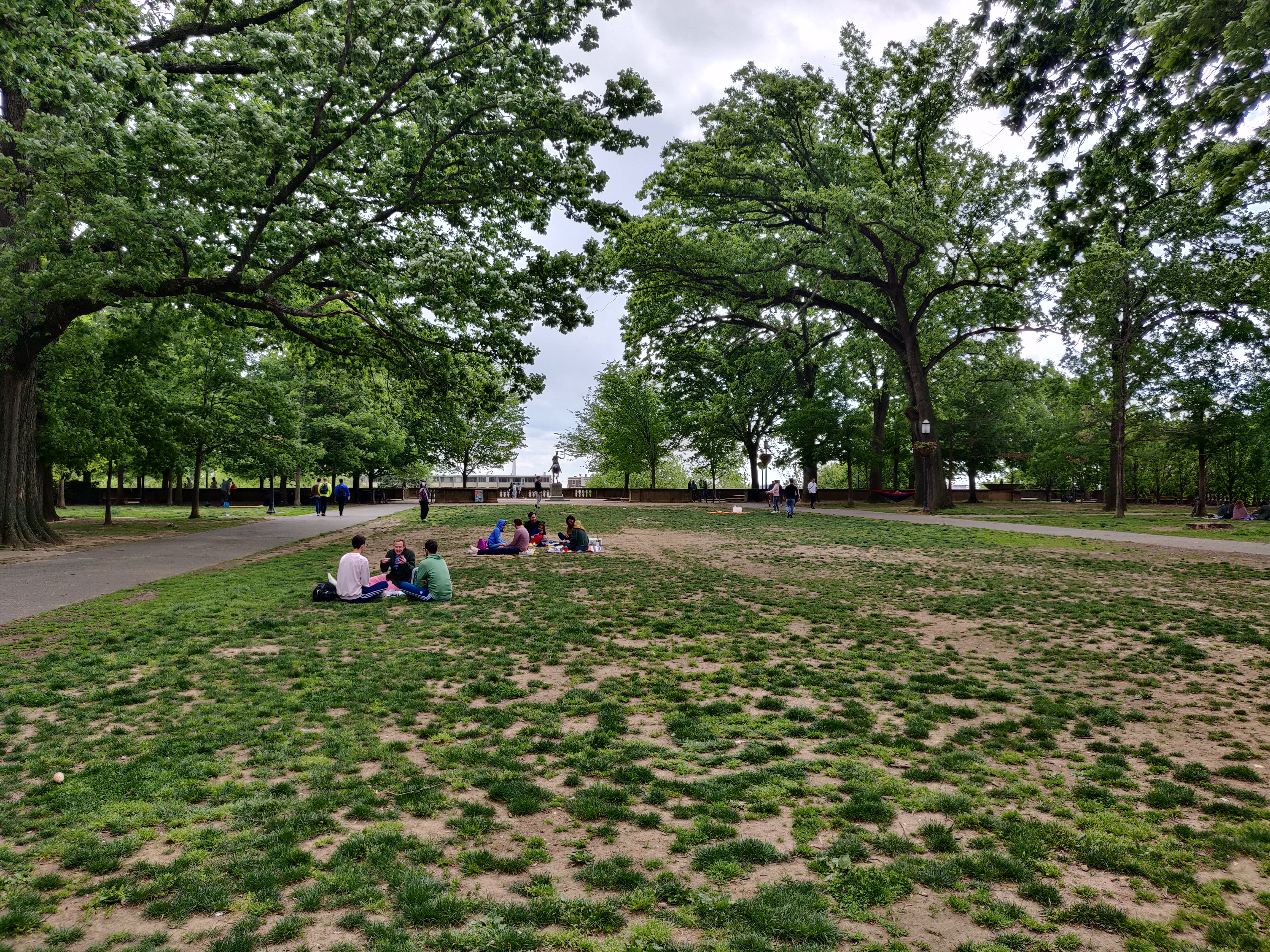 Холм парк. Эстелла Hill Park. Парк Хиллс Ижевск. Городской парк, холм. Меридиан парк.