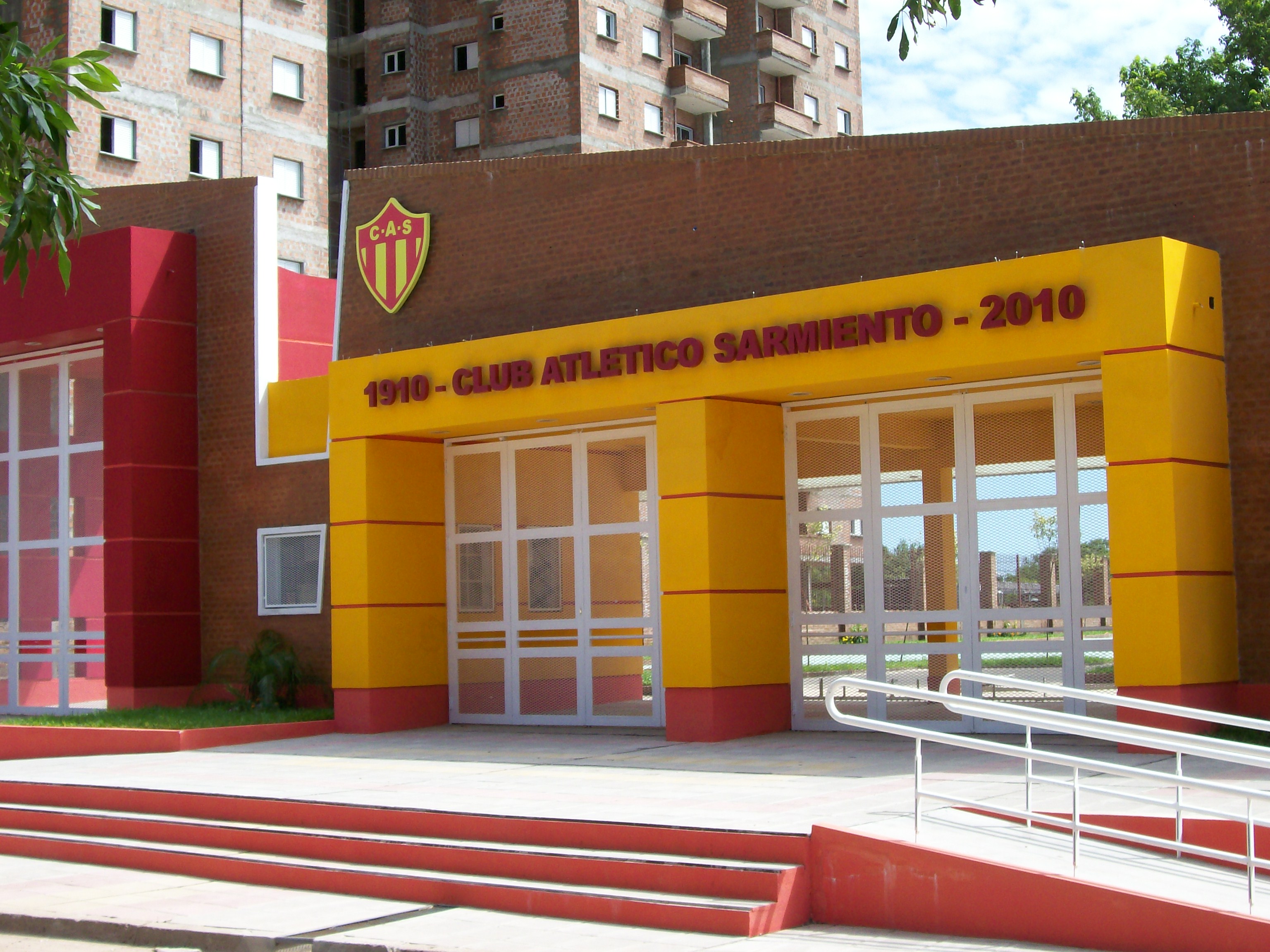 Archivo New facade of Club Atl tico Sarmiento Resistencia .jpg