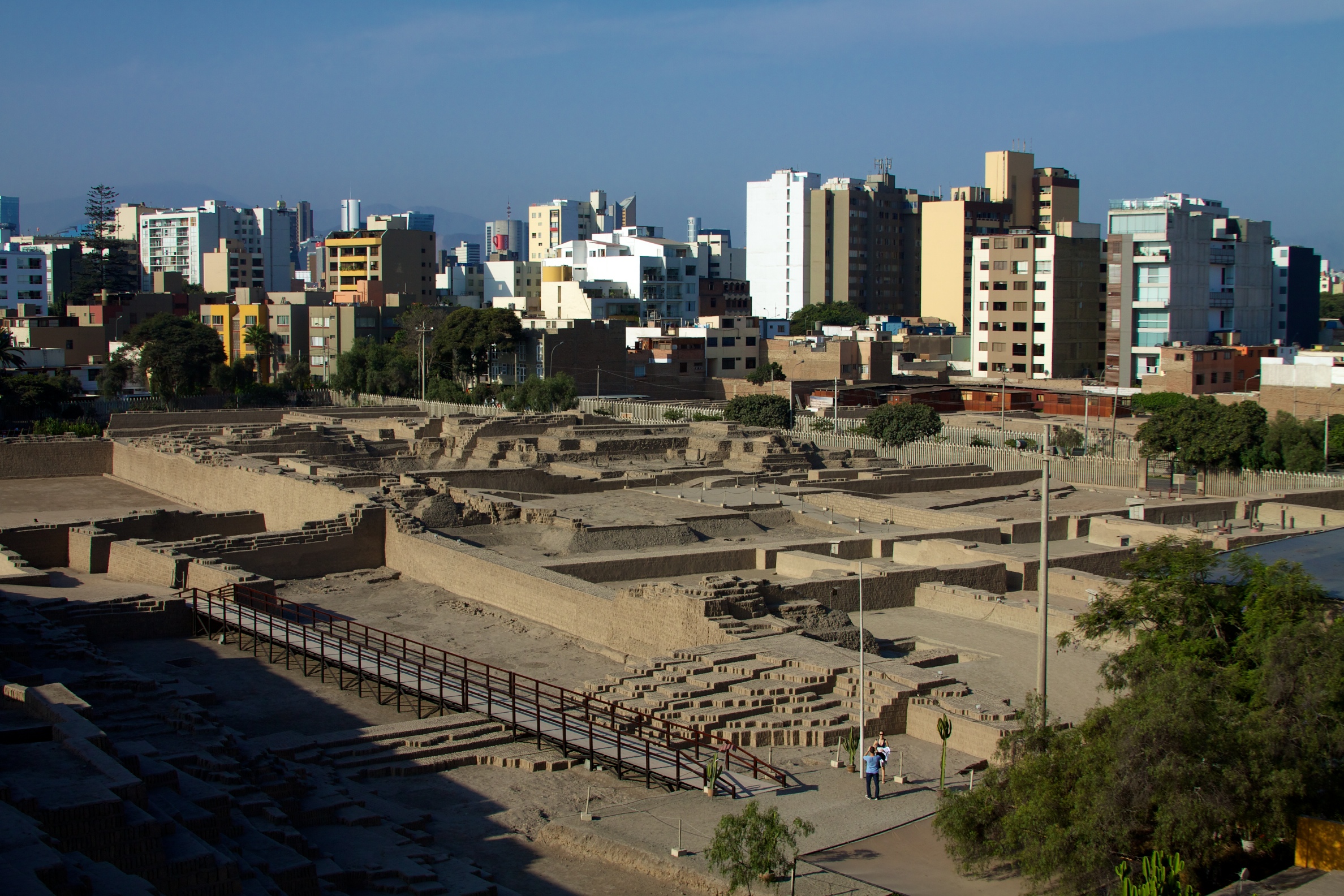 Huaca Pucllana Лима. Лима Перу Мирафлорес. Kjolle, Лима, Перу. Который час в Перу сейчас.