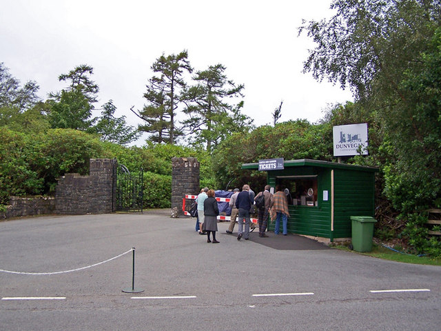 File:Queueing for tickets - geograph.org.uk - 1454870.jpg