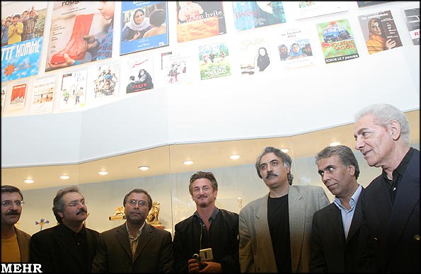 File:Sean Penn Visits Cinema Museum In Tehran 11.jpg