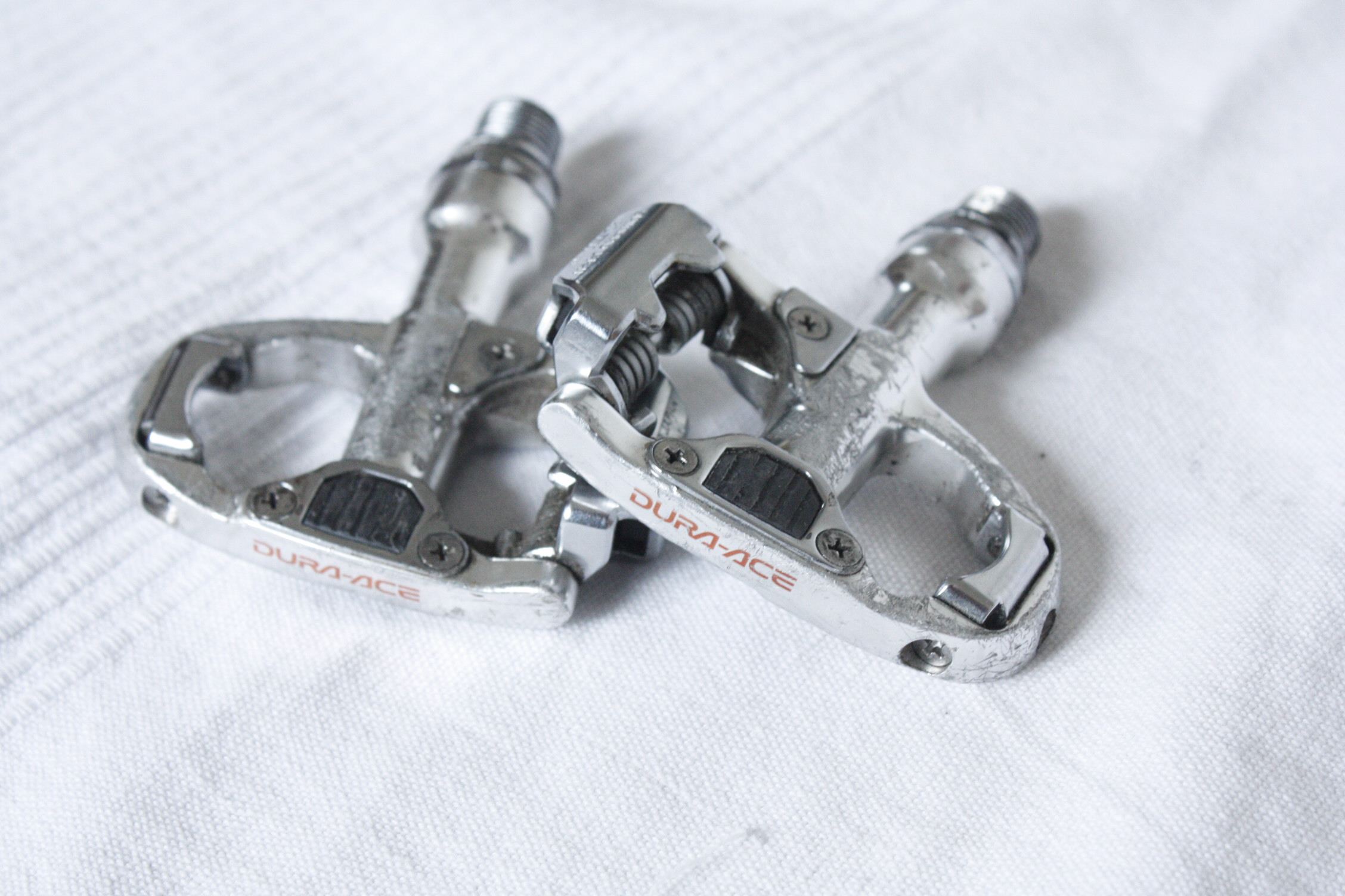 File:Shimano Dura Ace Pedals PD-7700 SPD-R - Wikimedia Commons