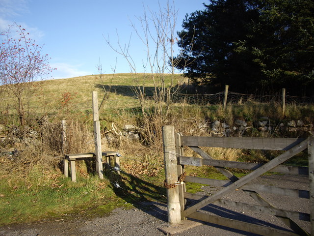 File:Stile into disused quarry - geograph.org.uk - 1062077.jpg