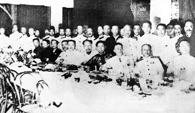 File:Sun Yat-sen welcome navy officers.jpg