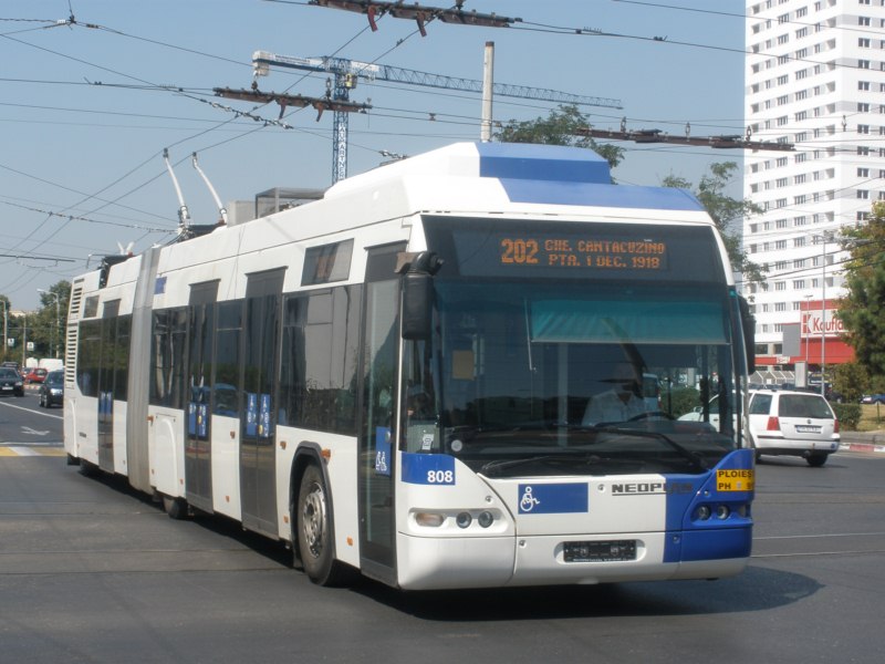 File:Trolleybus Bimode ex-Lausannois n°808, En Roumanie.jpg