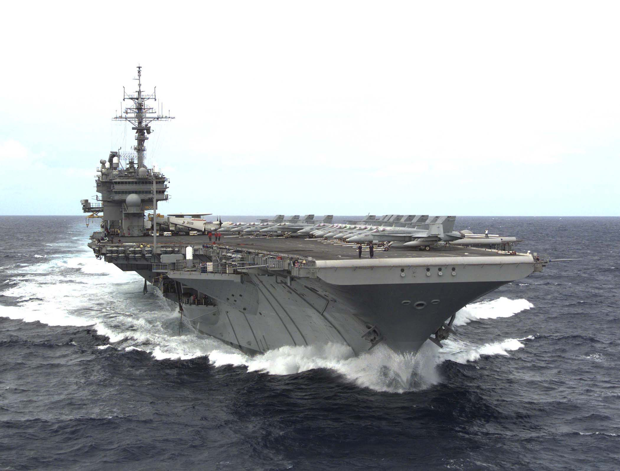 ファイル:USS Kitty Hawk (CV-63) underway at sea on 13 July 1998