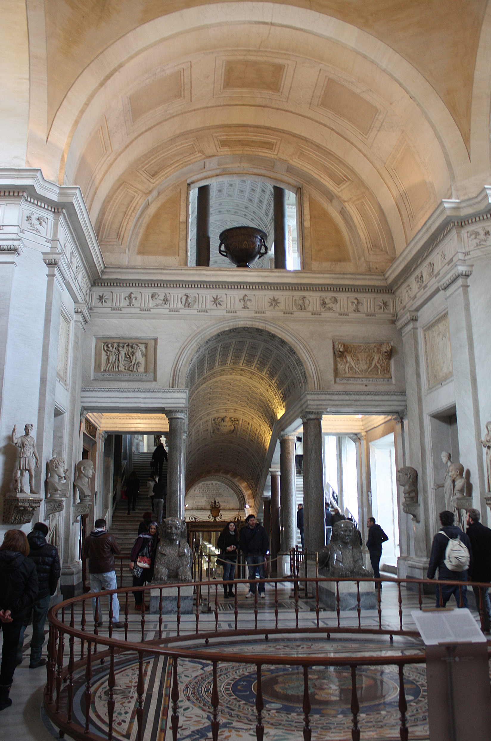 File:Vatikan, Museum Pio-Clementino Sala a croce greca.JPG - Wikimedia