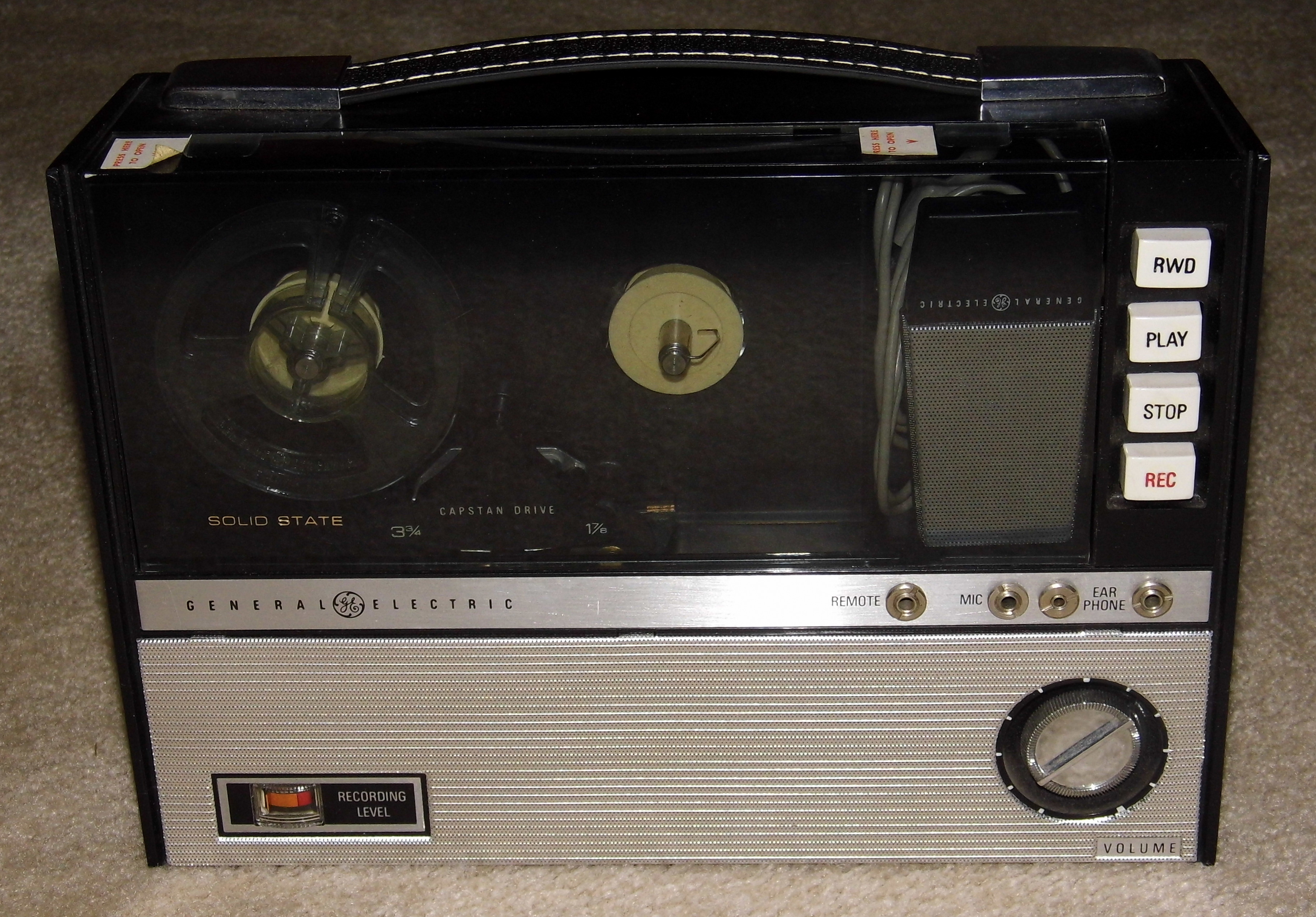 https://upload.wikimedia.org/wikipedia/commons/d/df/Vintage_General_Electric_Reel-To-Reel_Portable_Musaphonic_Tape_Recorder%2C_Model_M8010%2C_Measures_11.3_x_8_x_3.2_Inches%2C_Circa_1966_%2812682986094%29.jpg