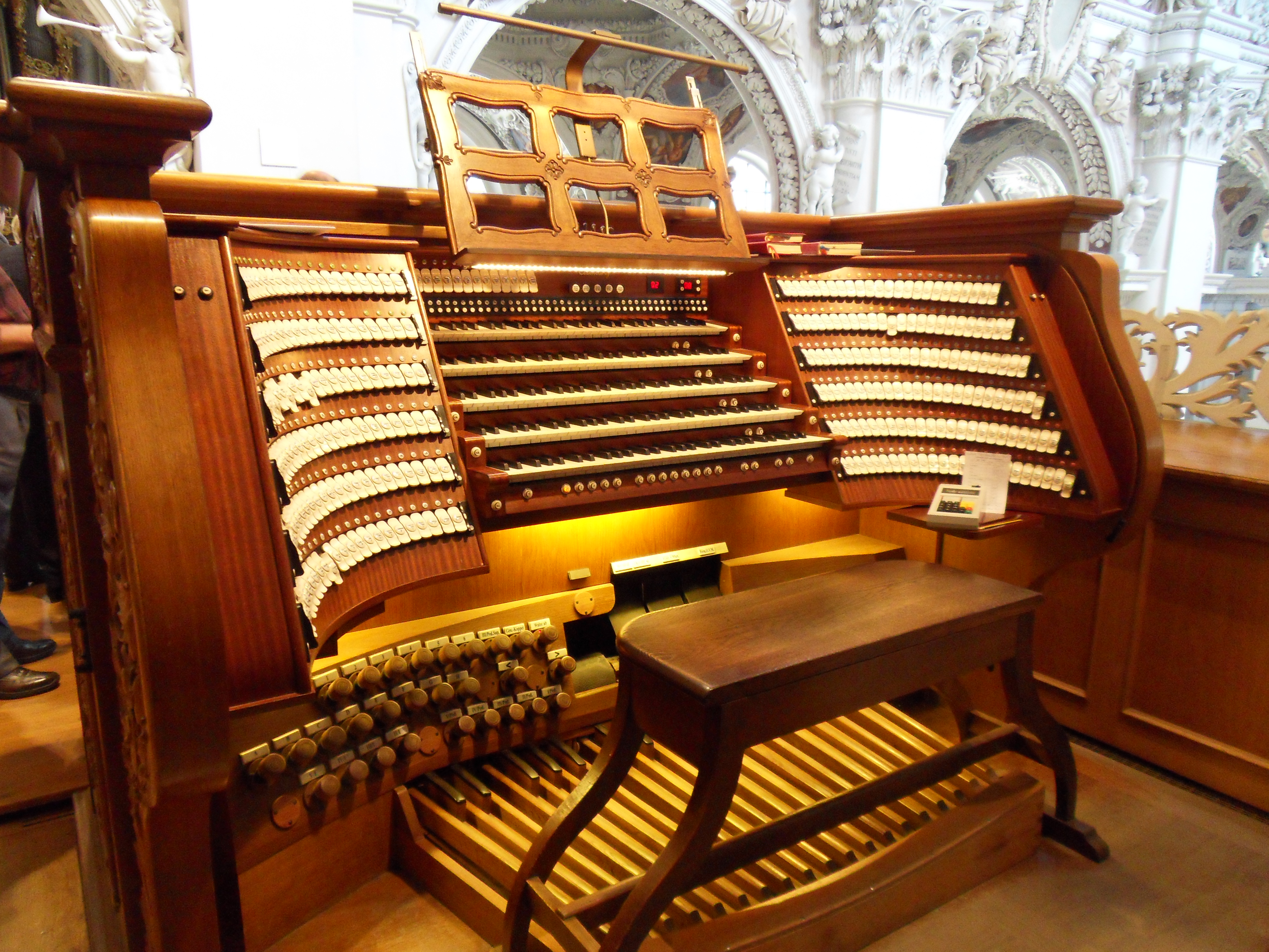 Самый древний орган. Орган концертного зала Бордуок. Клавиатура органа. Орган клавиши. Пульт органа.