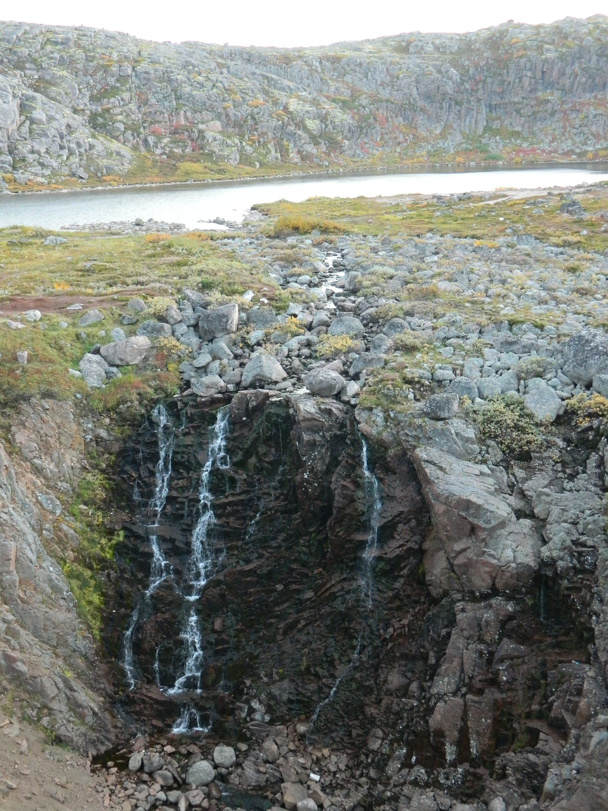 Файл:Пос.Териберка водопад и озеро.JPG — Википедия
