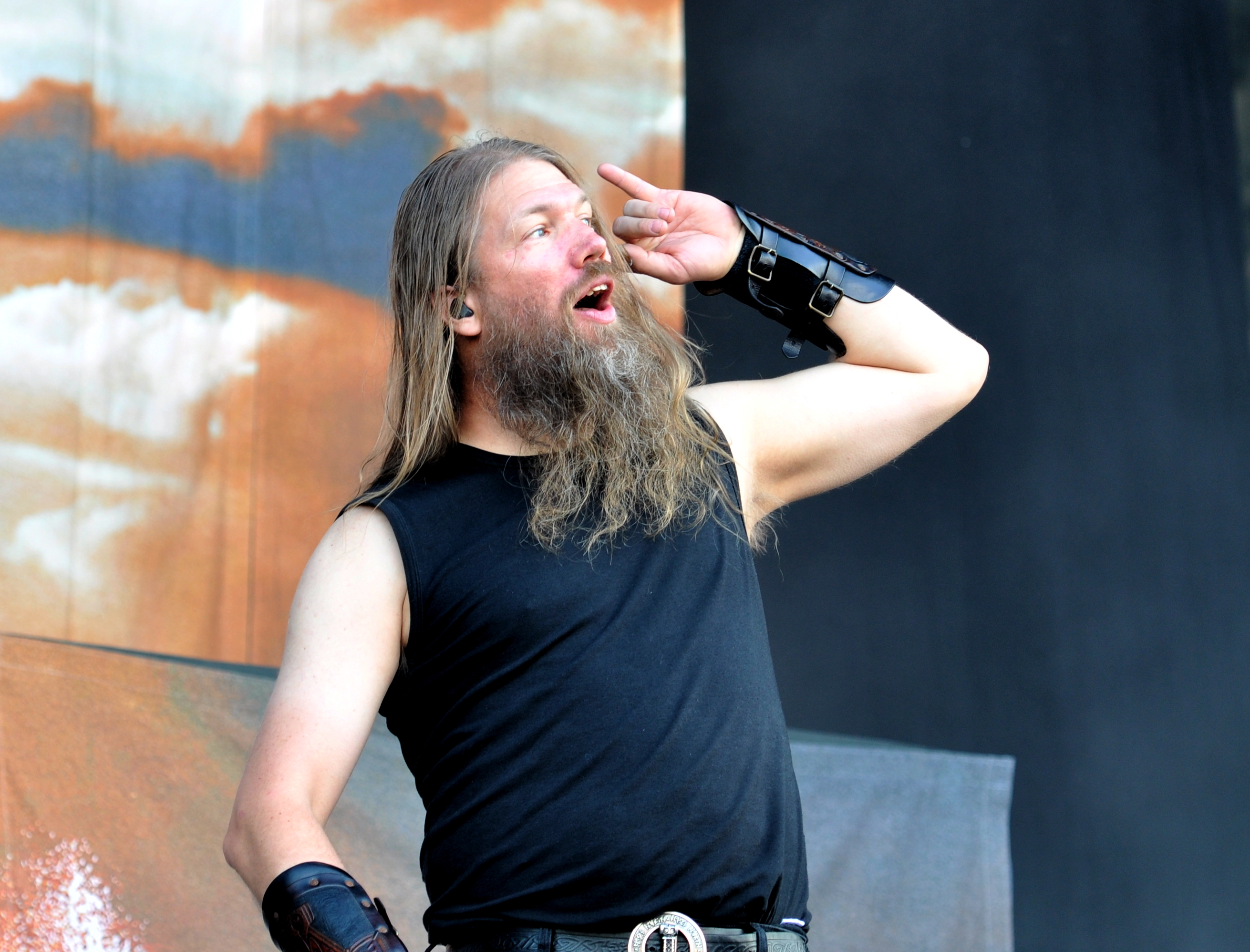 Хегг юхан. Amon Amarth Йохан Хегг. Йохан Хегг (Johan Hegg). Вокалист Амон амарт. Йохан Хегг без бороды.