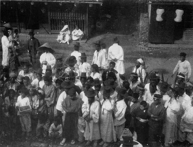 File:A crowd of people on a national holiday around 1910s, Photo-No.5104.jpg