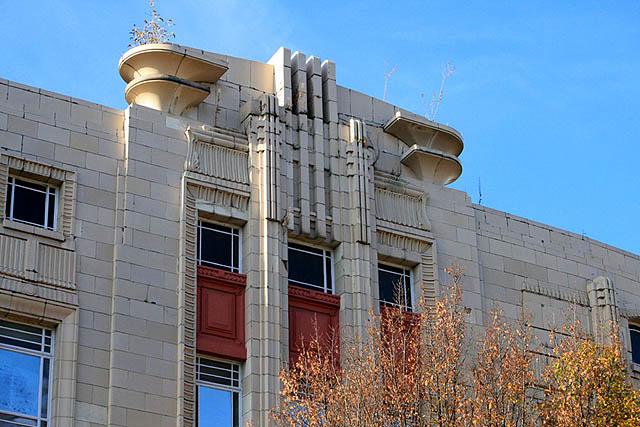 https://upload.wikimedia.org/wikipedia/commons/e/e0/Art-Deco_Detail_-_geograph.org.uk_-_1573310.jpg