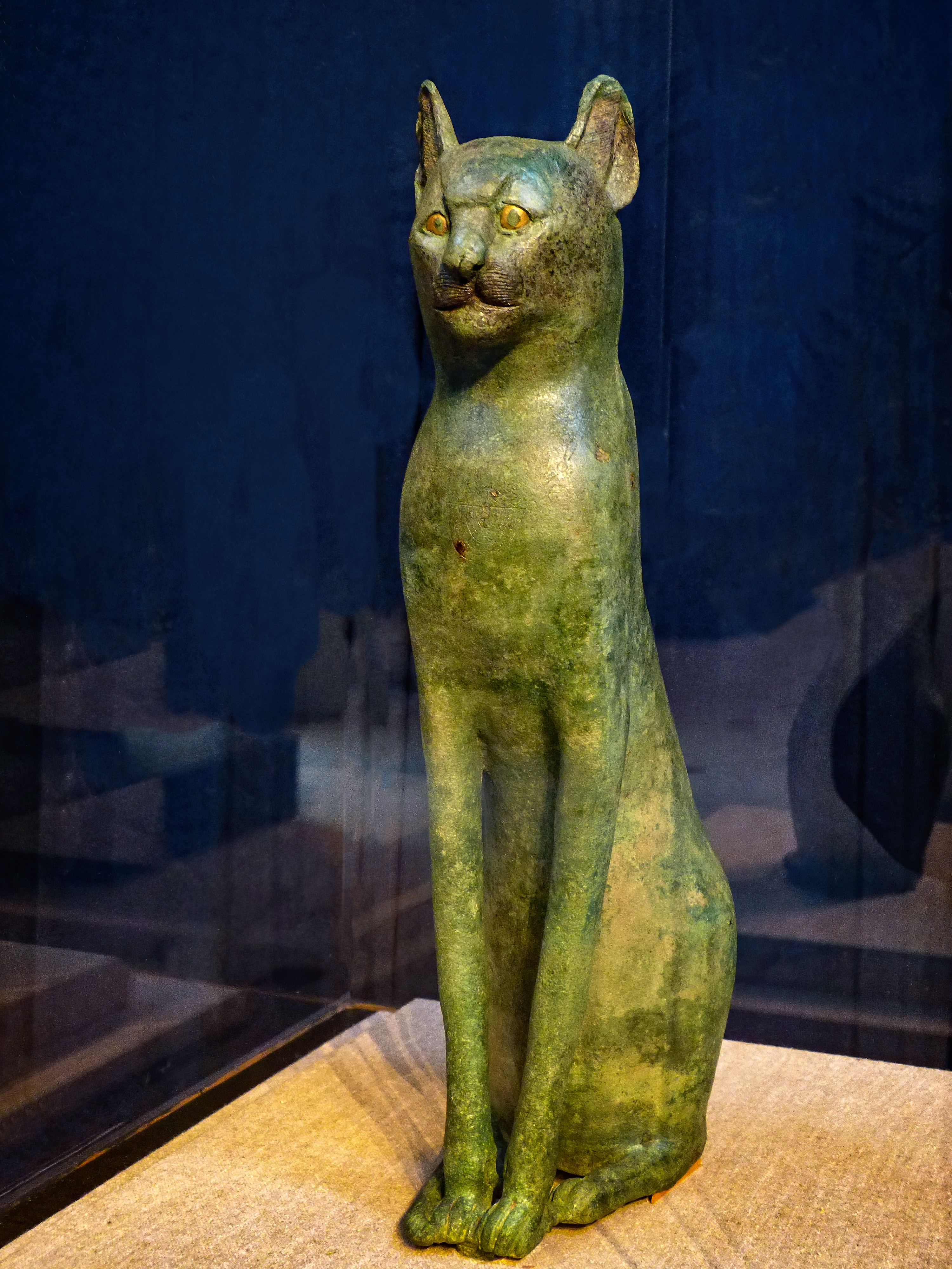 golden cat statue