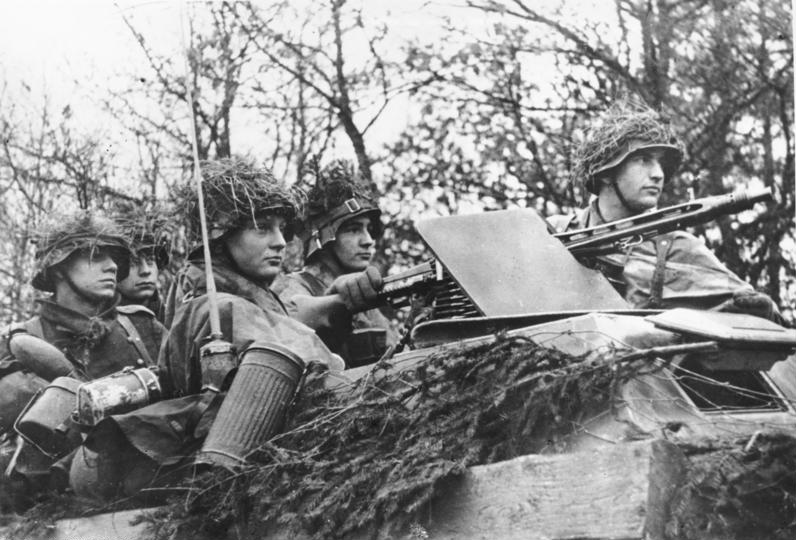 File:Bundesarchiv Bild 183-J28519, Ardennenoffensive, Soldaten in Schützenpanzer.jpg