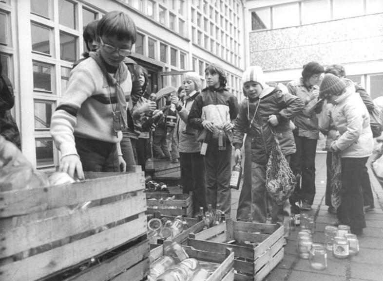 File:Bundesarchiv Bild 183-U1219-0047, Bez.Suhl, Solidarität mit Kambodscha.jpg