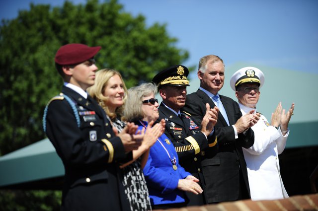 File:Celebrating Petraeus retirement -b.jpg