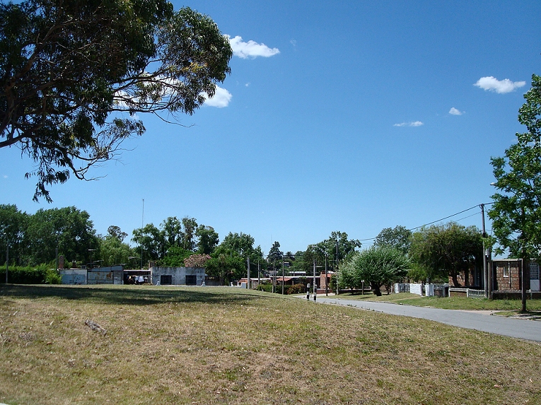 File:Central square in Parque Guaraní.jpg