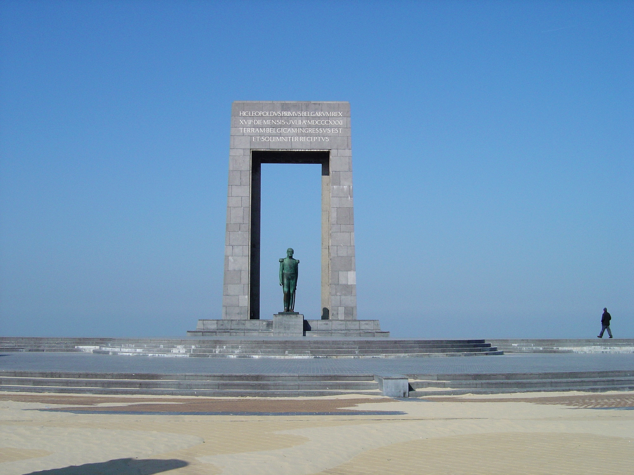 Uitdrukkelijk teller Missionaris File:De Panne Statue Leopold.jpg - Wikimedia Commons