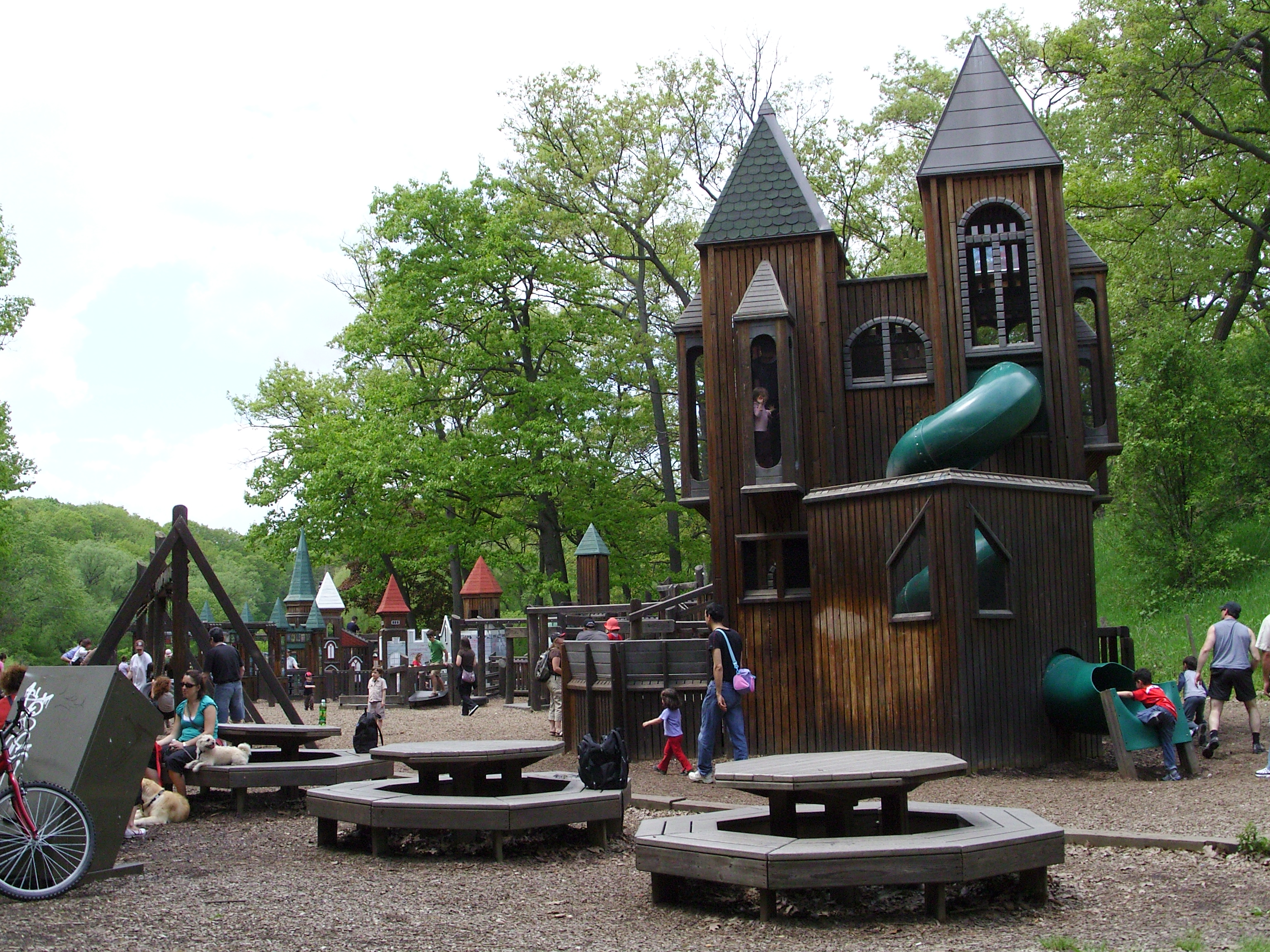 Детская площадка дорогая. Хай-парк Торонто детская площадка. Оригинальные детские площадки. Интересные детские площадки. Необычная детская площадка.