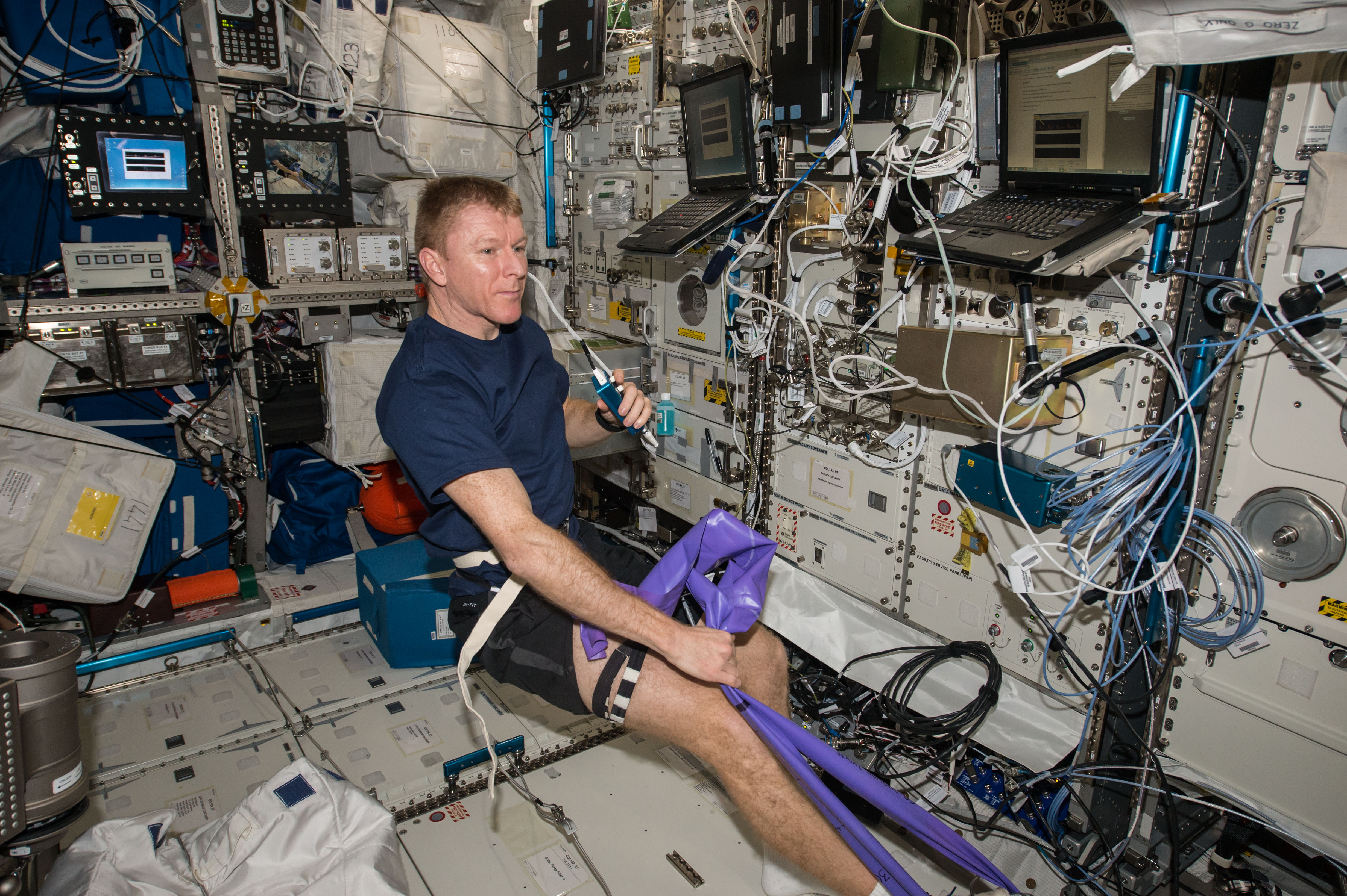 рекордсмен марафона в космосе, Тим Пик проводит эксперимент над сосудами ног в модуле Columbus