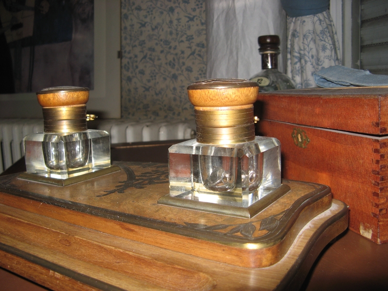 File:Inkwells.jpg