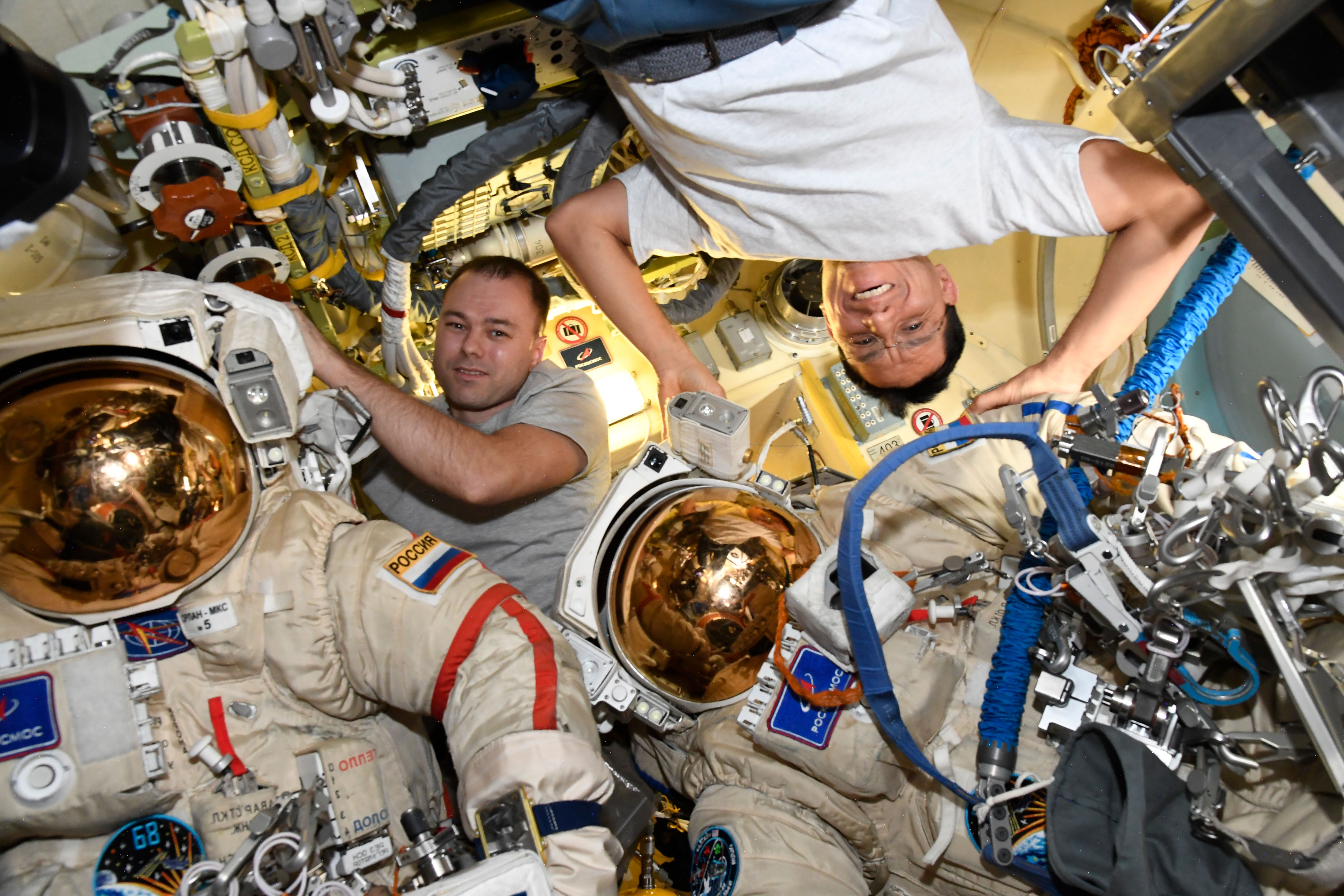 Какие космонавты сейчас в космосе 2024 год. МКС открытый космос космонавты. Российские космонавты на МКС. Космонавты на космической станции.