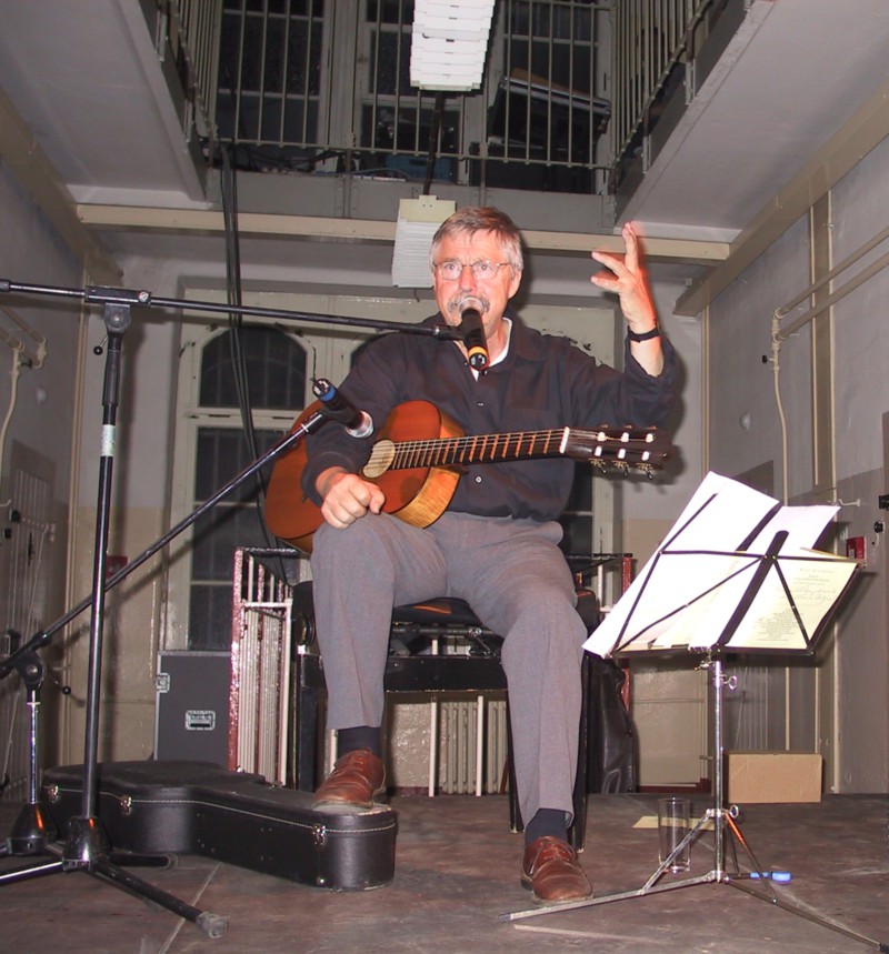 Konzert von Wolf Biermann in der Gedenkstätte Bautzen, 2002.JPG