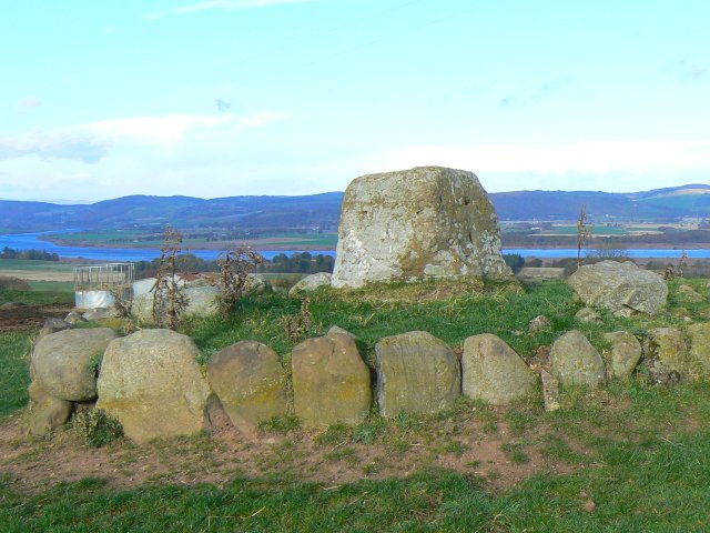 File:Macduff's Cross - geograph.org.uk - 605224.jpg