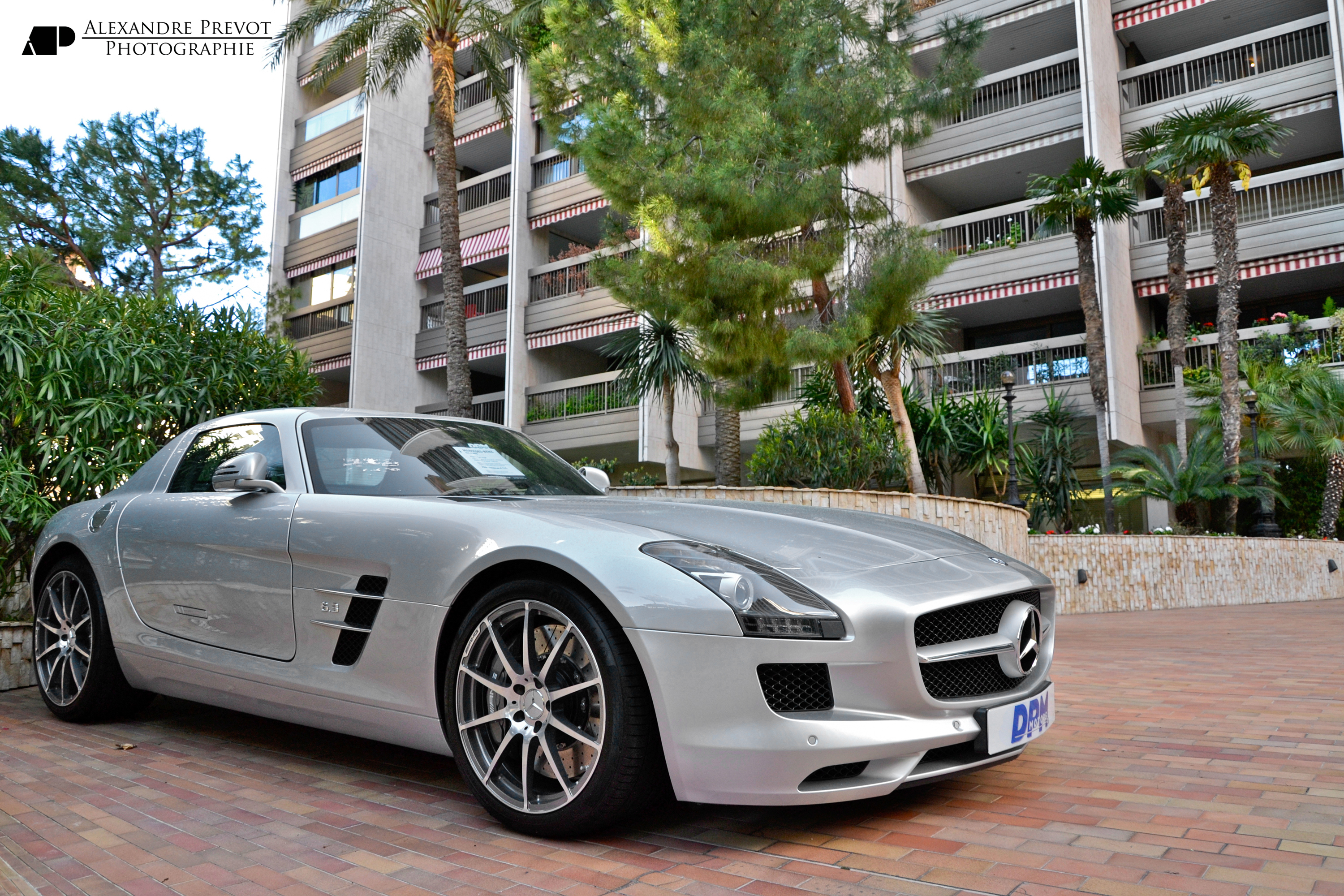 Mercedes Benz SLS AMG за рулем