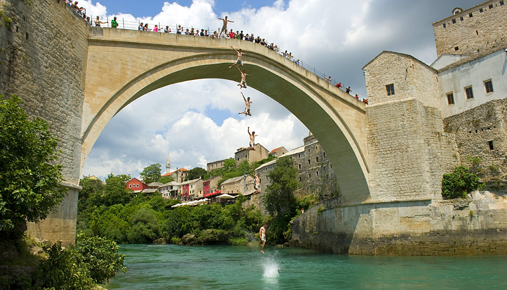 جسر موستار Mostar_Br%C3%BCckenspringer_Trevor_Multi
