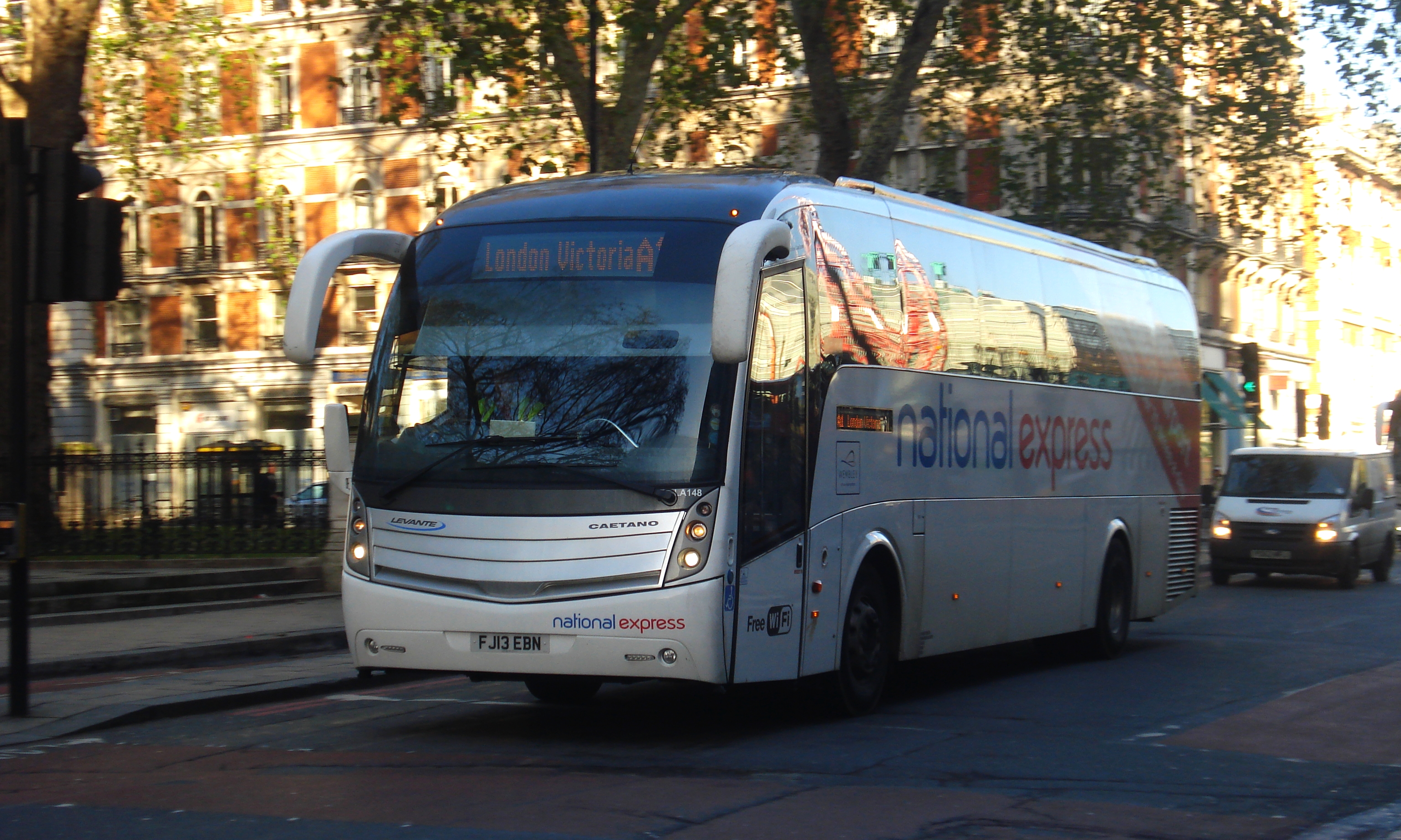 File:National Express LA148 on Route A1, Victoria (11470387215).jpg -  Wikimedia Commons