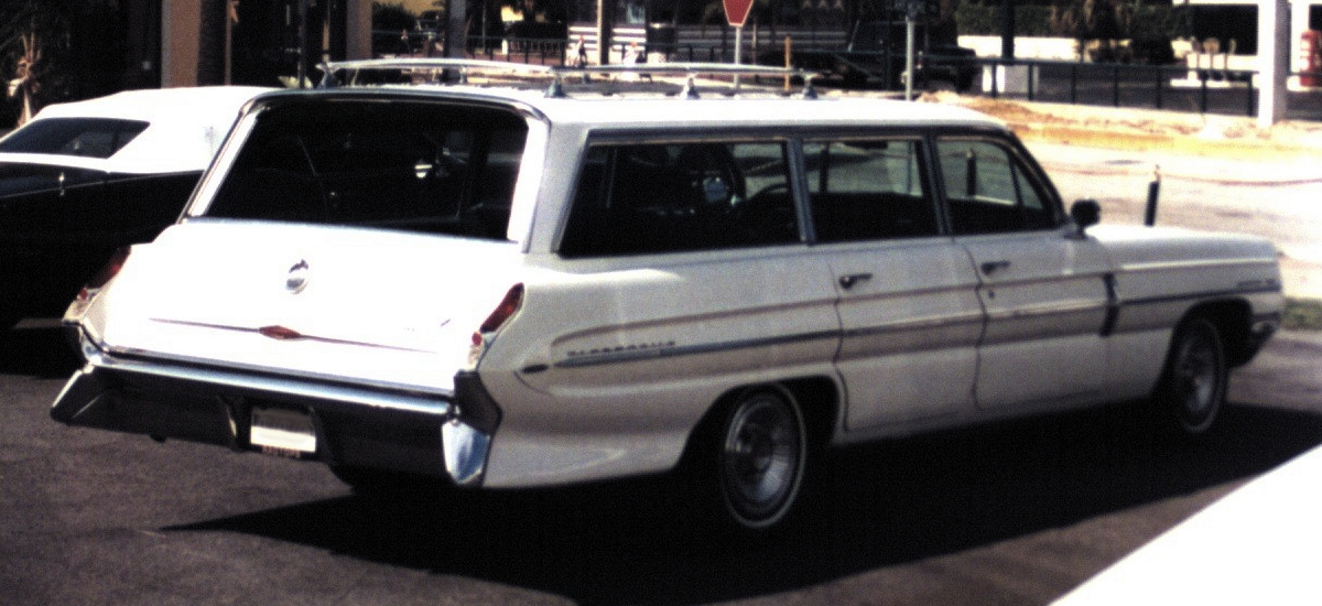 Oldsmobile_station_wagon_white.jpg