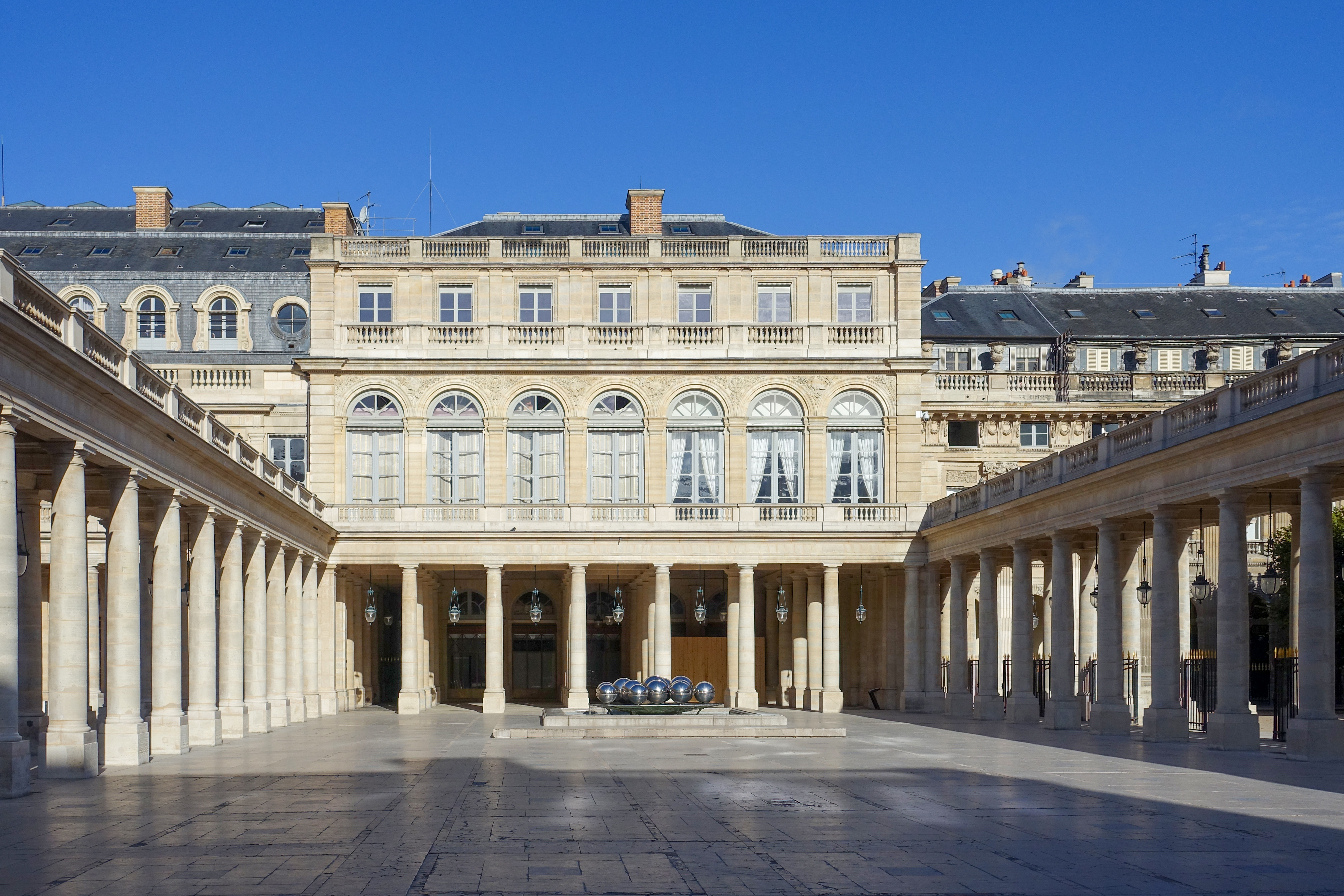 Palais royal. Площадь Пале рояль в Париже. Дворец Пале рояль Архитектор. Дворец Пале рояль план. Дворец Пале Ришелье в Пуату.