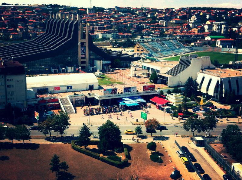 File:Qendra Tregtare "Bororamiz" dhe Stadiumi I Futbollit ne Prishtine.jpg