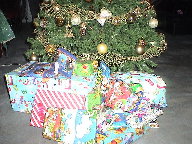 File:RegalosBajoArbol.JPG