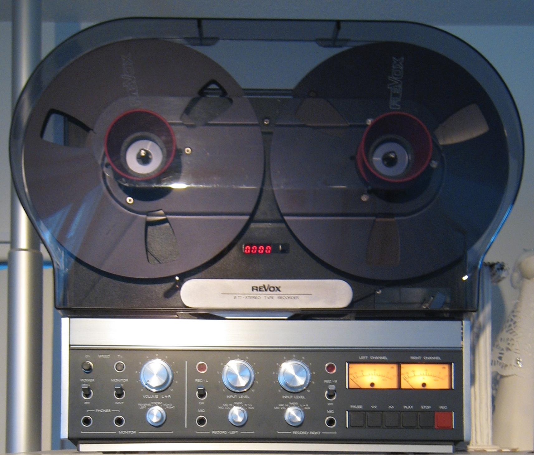 File:Revox B77 w. reel cover.jpg - Wikimedia Commons